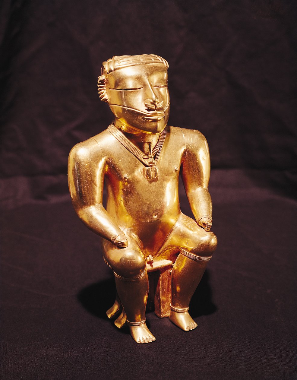 Soška sedícího muže, Quimbaya (zlato) od Pre Columbian