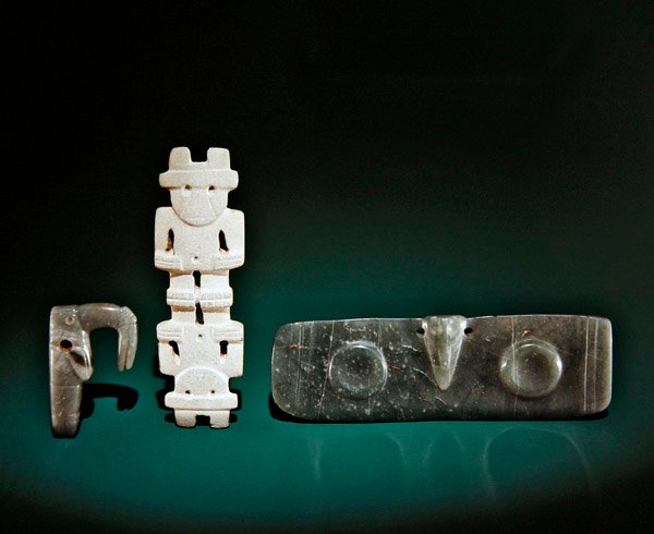 Vyřezávané figurky včetně ptáka ze zobáku, dvouhlavé figurky a okřídleného přívěsku z Guacimo, oblast Linea Vieja (nefrit) od Pre Columbian Pre Columbian