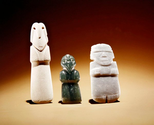 Vyřezávané postavy s centrálním celtem ve tvaru ptáka s konvexním hřbetem, z Guacimo, oblast Linea Vieja (nefrit) od Pre Columbian Pre Columbian