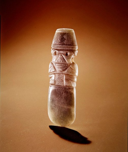 Kelt s přikrčenou postavou, z Guacimo, oblast Linea Vieja (průsvitný modrozelený nefrit) od Pre Columbian Pre Columbian