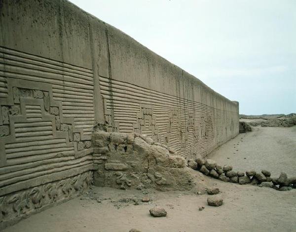 Vnější zeď náměstí obřadů, palác Tschudi, postavený Chimu, asi 1300 př.nl od Pre Columbian Pre Columbian