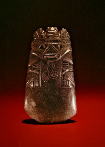 Keltská postava se zvířetem a ptáky na čelence, z Guacimo, oblast Linea Vieja (průsvitný mořský zelený nefrit) od Pre Columbian Pre Columbian