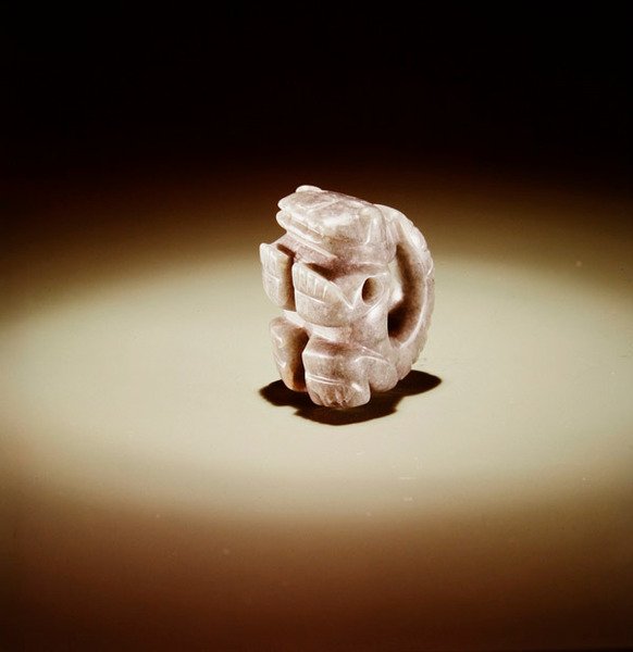 Jaguár se zatočeným ocasem, z Guacimo, oblast Linea Vieja (průsvitný mořský zelený nefrit) od Pre Columbian Pre Columbian
