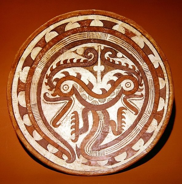 Deska zobrazující dvě krokodýlí hlavy na stočeném hadím těle, styl Late Cocle (keramika) od Pre Columbian Pre Columbian