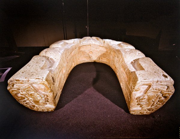 Zadní pohled na jho používané v míčových hrách, Vera Cruz od Pre Columbian Pre Columbian
