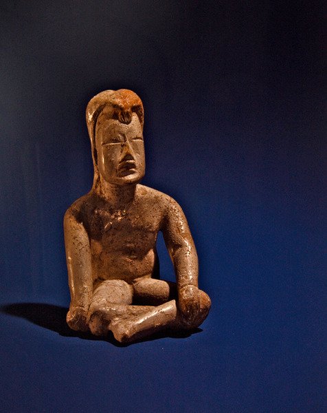 Sedící postava, Olmec Culture (keramika) od Pre Columbian Pre Columbian