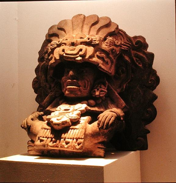 Urna ve tvaru Pitao Cozobiho, boha hojné výživy, ze zapotécké kultury, 100-600 let. od Pre Columbian Pre Columbian