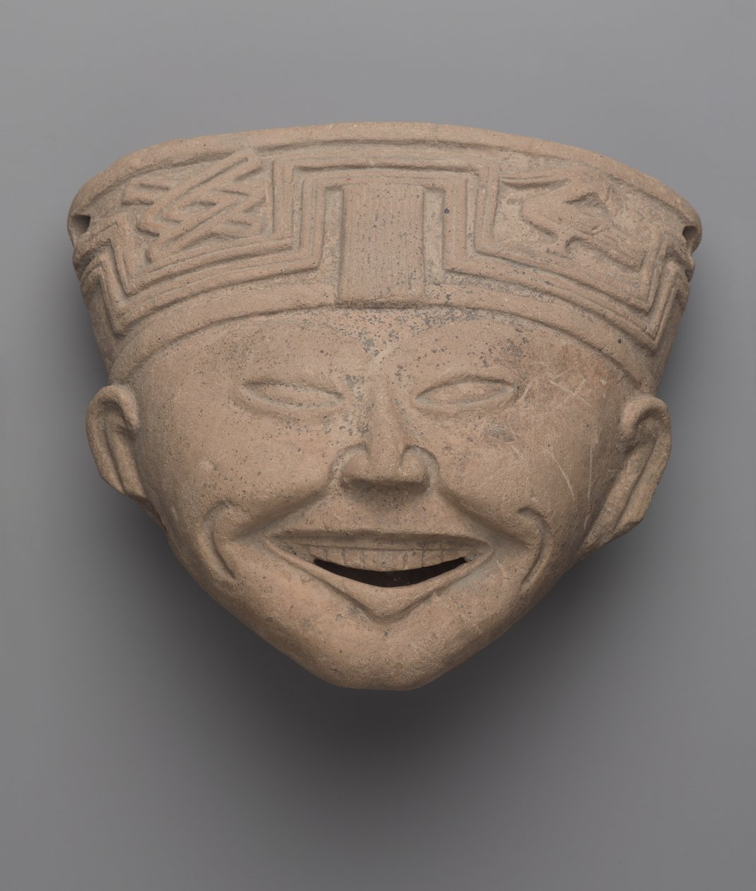 Hlava smějícího se muže, Totonac (keramika) od Pre Columbian