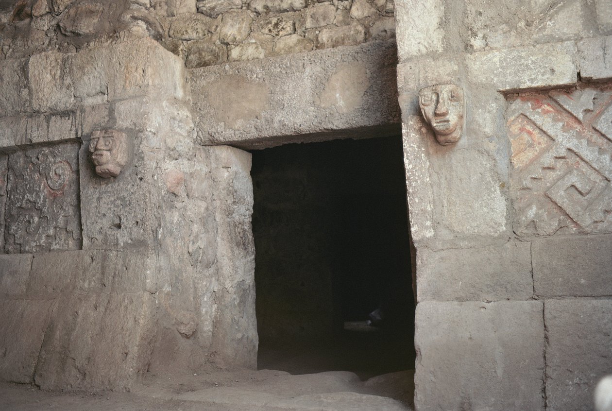 Dveře s vyřezávanými hlavami, pozdní poklasické období od Pre Columbian