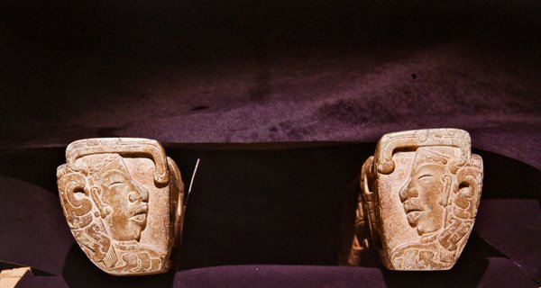 Detail jha používaného ve slavnostních míčových hrách, Vera Cruz (kámen) od Pre Columbian Pre Columbian