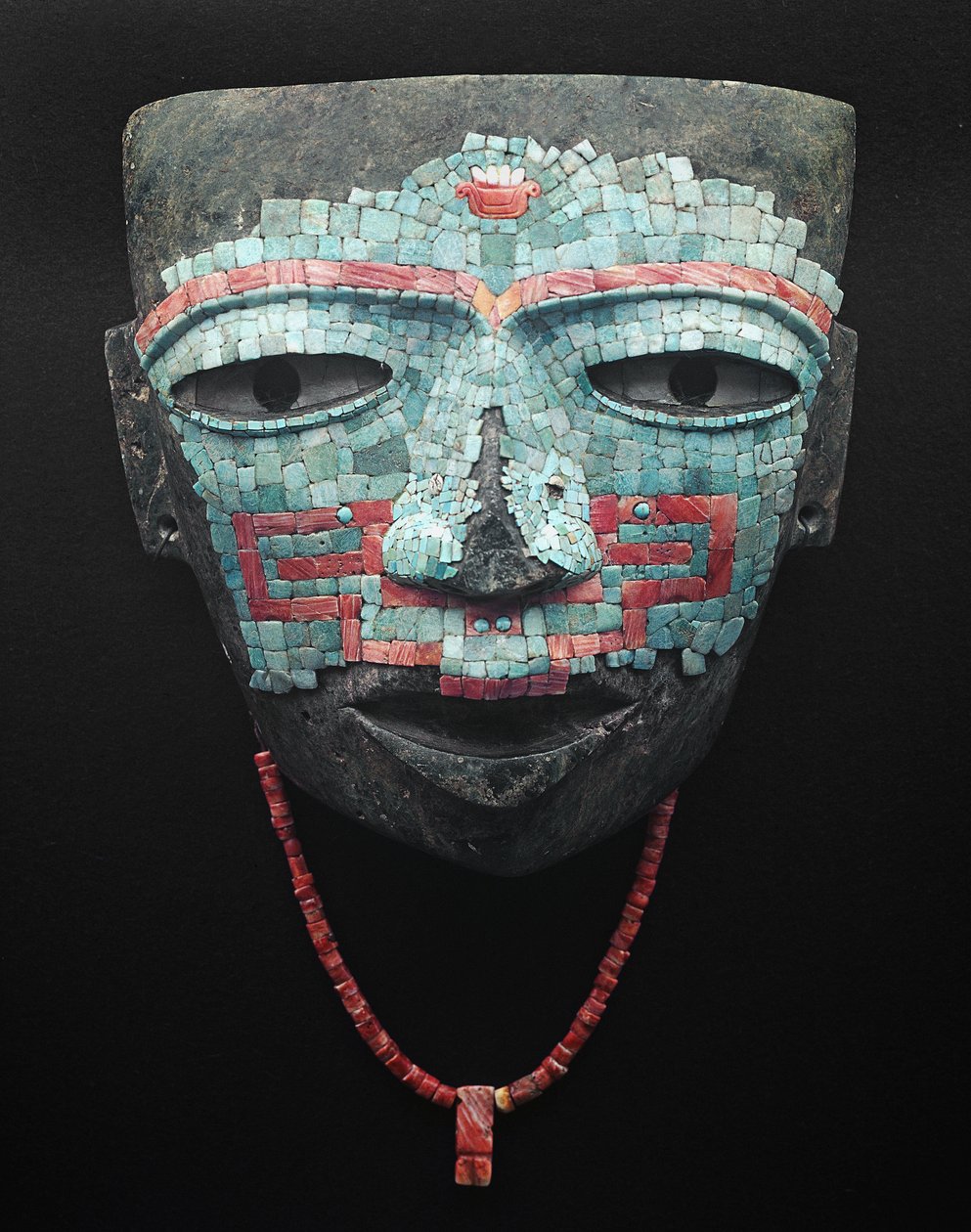 Smuteční maska pokrytá tyrkysovou a červenou mušlí mozaikou. Artefakt z Teotihuacánu, Mexico City. Civilizace Teotihuacánu - Předkolumbijské umění: pohřební maska z tyrkysových a růžových kamenů pocházející z civilizace Teotihuacánu III (300-650 n. l.) Mex od Pre Columbian Pre Columbian