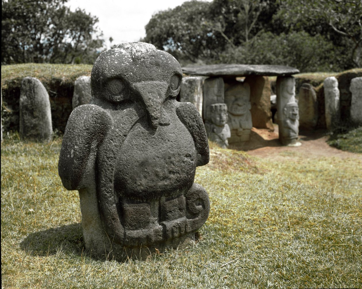 Megalitická socha ptáka držícího hada od Pre Columbian Pre Columbian