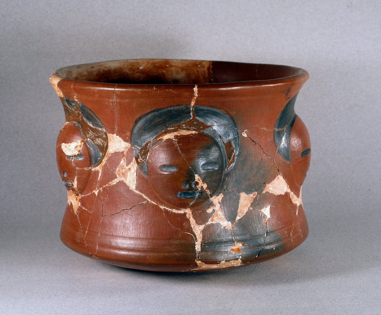 Předkolumbovské umění, kultura Kotosh: příjemce terakoty s lidskými tvářemi. Ztlumit. 16,2 cm 1000 př. Kr.-800 n.l. Lima, Národní muzeum antropologie a archeologie, Peru od Pre Columbian Pre Columbian