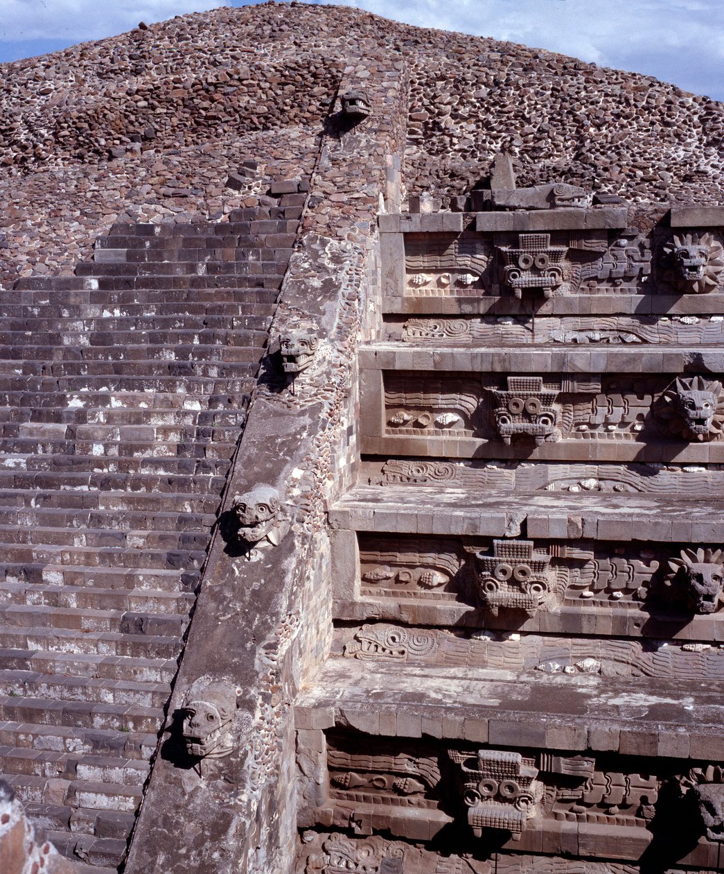 Předkolumbovská civilizace: pohled na místo Teotihuacan (300 př. n. l. – 600 n. l.): chrám Quetzalcoatla nebo chrám opeřeného hada. Mexiko od Pre Columbian Pre Columbian