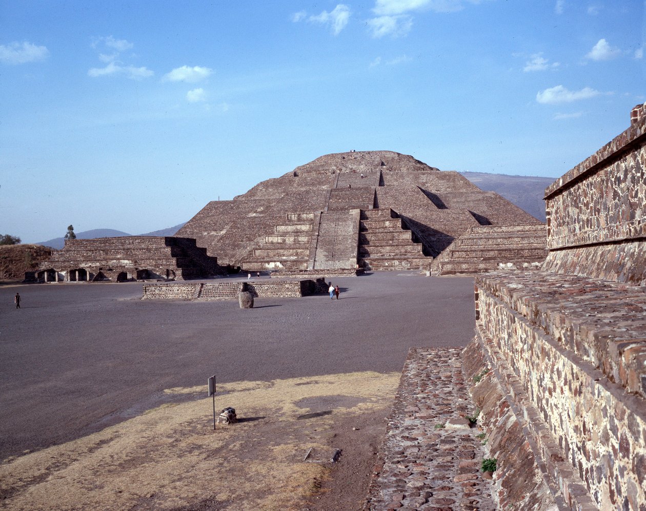 Předkolumbovská civilizace: pohled na místo Teotihuacan (300 př. n. l. – 600 n. l.): chrám (neboli pyramida) Měsíce. Mexiko od Pre Columbian Pre Columbian