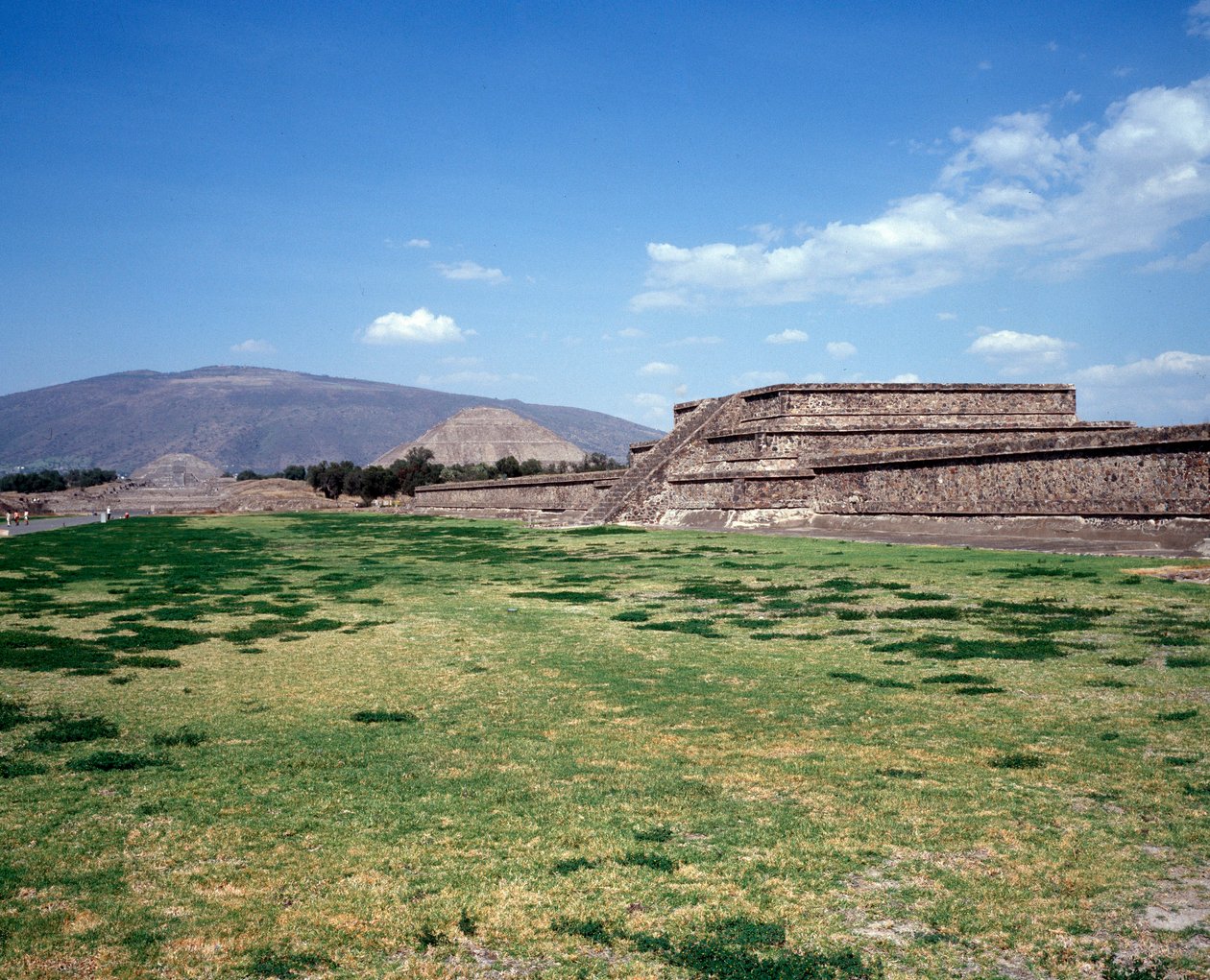 Předkolumbovská civilizace: pohled na místo Teotihuacan (300 př. n. l. – 600 n. l.): chrám (neboli pyramida) slunce. Mexiko od Pre Columbian Pre Columbian