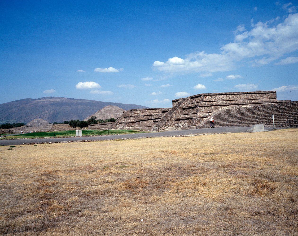 Předkolumbovská civilizace: pohled na místo Teotihuacan (300 př. n. l. – 600 n. l.): chrám (neboli pyramida) slunce. Mexiko od Pre Columbian Pre Columbian