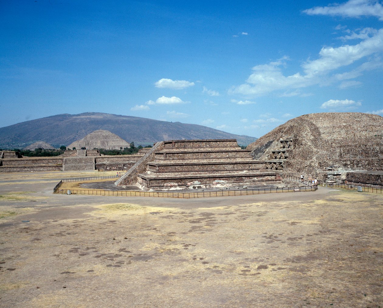 Předkolumbovská civilizace: pohled na místo Teotihuacan (300 př. n. l. – 600 n. l.): chrám (neboli pyramida) slunce. Mexiko od Pre Columbian Pre Columbian