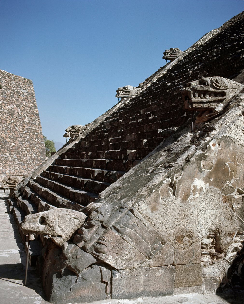 Schody chrámu opeřeného hada od Pre Columbian Pre Columbian