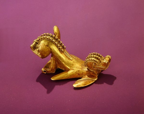 Přívěsek Tairona zobrazující dvouhlavé zvíře, 7.-8. století našeho letopočtu (zlato) od Pre Columbian Pre Columbian