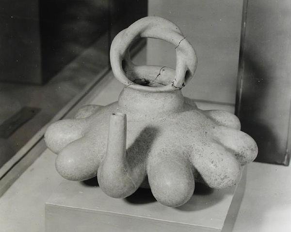 Váza zdobená deseti bradavkami, Huastecan, asi 1000-1250 (terakota) (čb fotografie) od Pre Columbian Pre Columbian