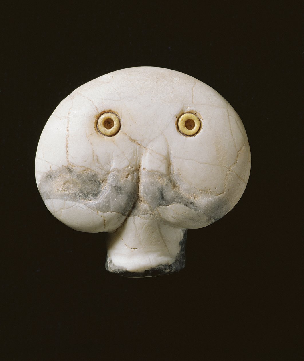 Amulet beraní hlavy se zasazenými korálkovými očky (hadí mramor) od Predynastic Period Egyptian