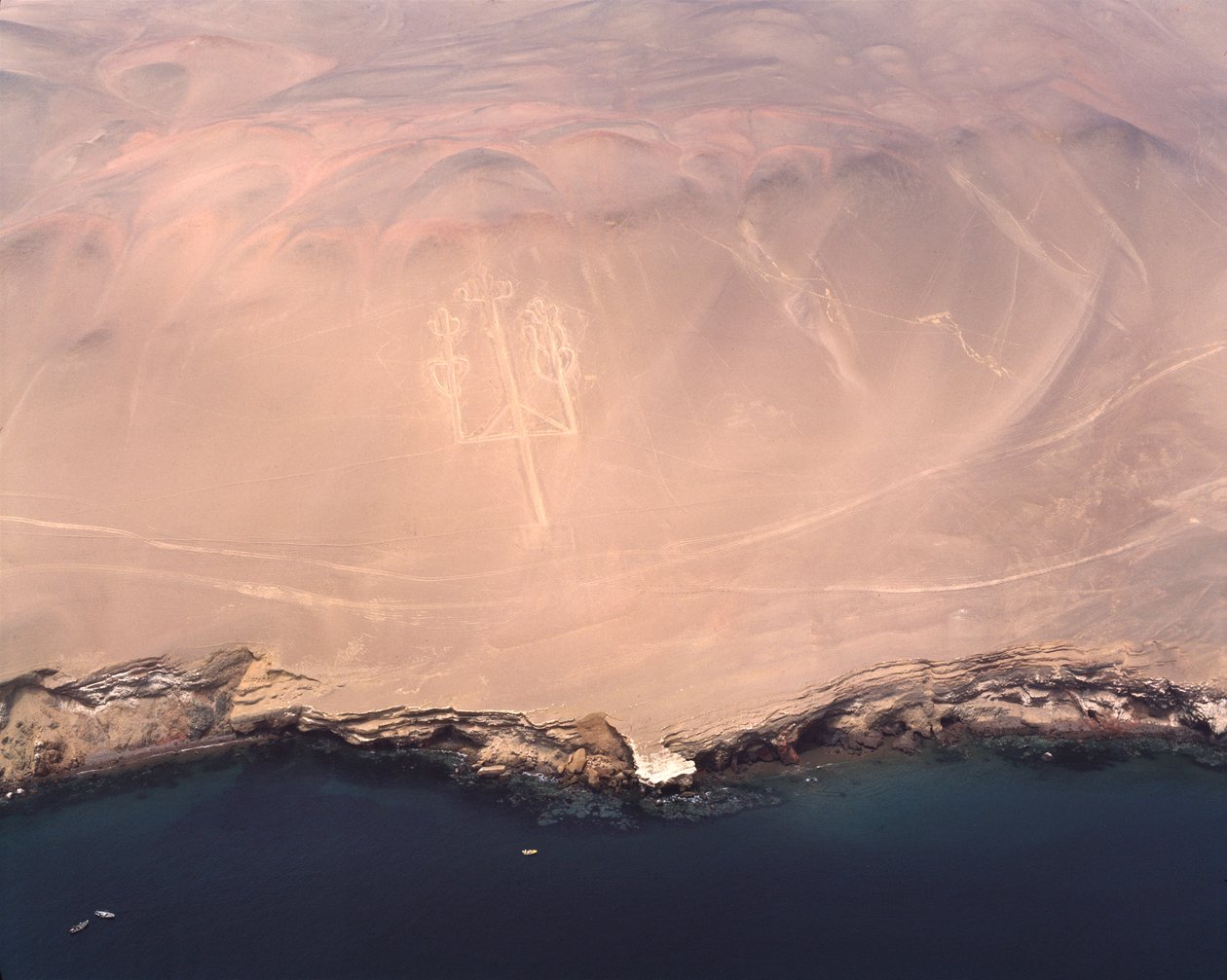 Letecký pohled na Paracas Candelabra nebo Candelabra of the Andes, v Pisco Bay (1983 - Fotografie) od Prehistoric Prehistoric