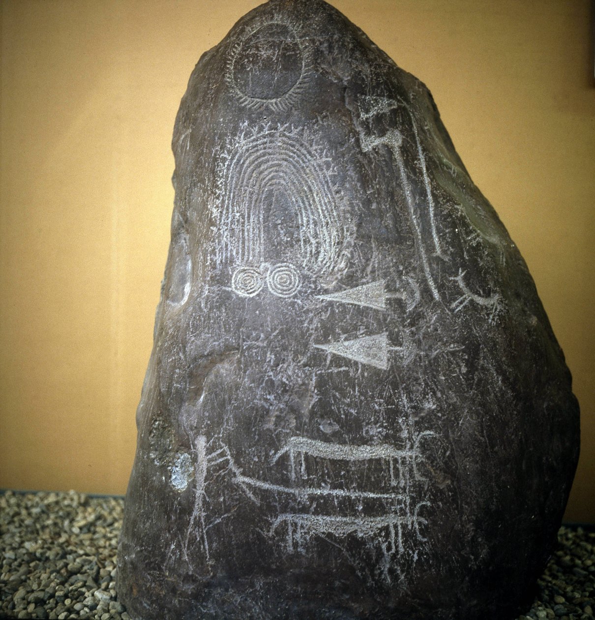 Civilizace Camunni, pravěk, skalní umění: hrobová skála, zvířata, hroty šípů a spirály - stéla Bagnolo typ 2 ve Valcamonica (údolí Camonica) (Itálie). od Prehistoric Prehistoric