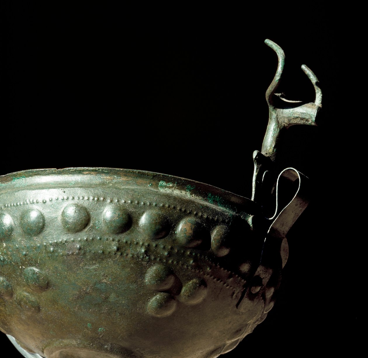 Etruská civilizace: bronzový pohár z nekropole Tolfa, Lazio. 10. století před naším letopočtem. Řím, Národní muzeum prehistorické etnografie Luigiho Pigoriniho od Prehistoric Prehistoric