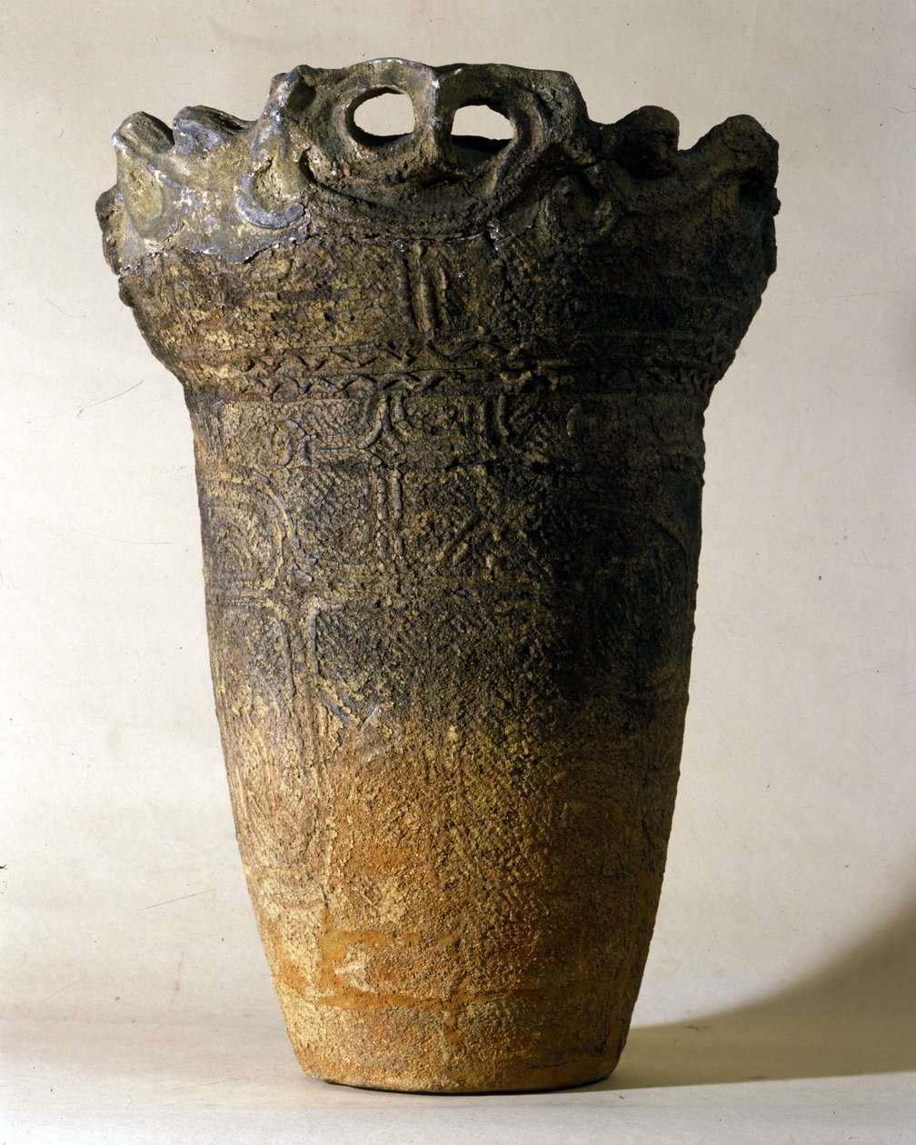 Velká terakotová váza z období Jomon (prehistorické období v Japonsku). Řím, Národní muzeum orientálního umění. od Prehistoric Prehistoric