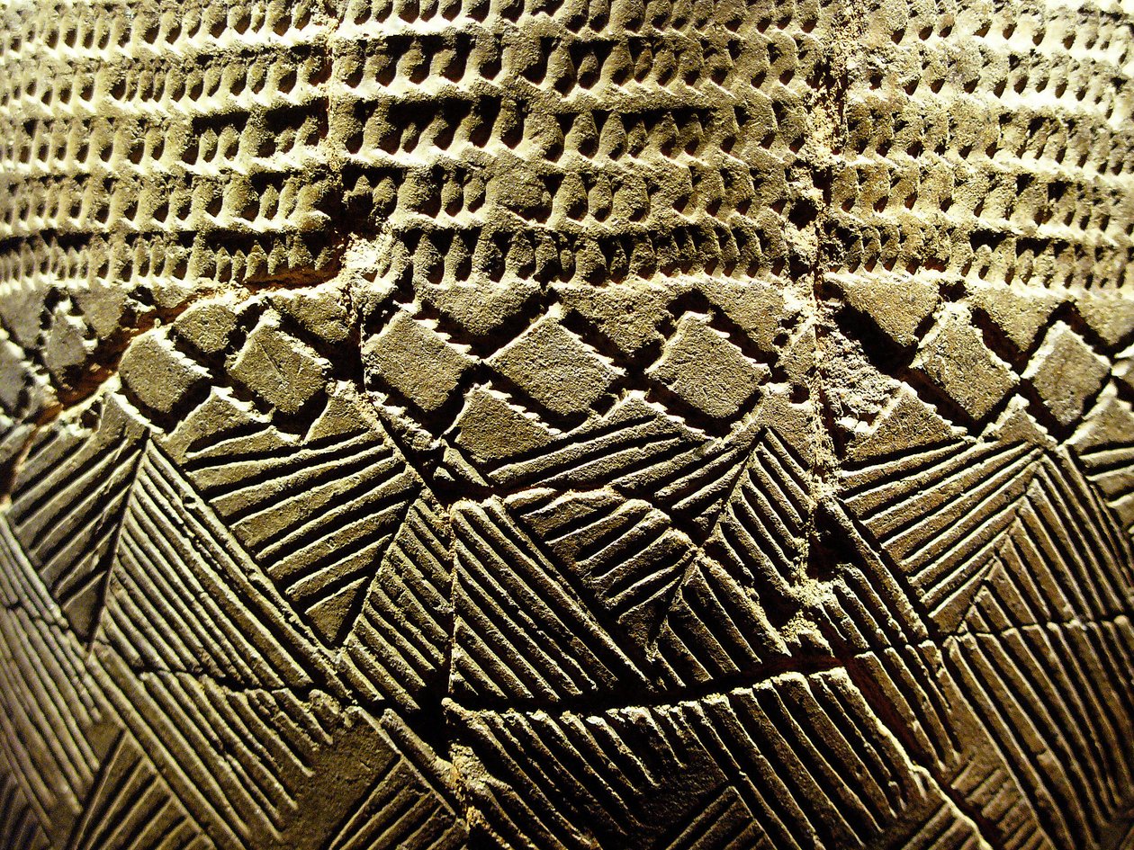 Keramika s dekorem „hřebenového zubu“, přibližně 8000 př. n. l. z období neolitu, Amsa-Dong, Korea. Fotografie, Soulské národní muzeum, Korejská republika od Prehistoric Prehistoric