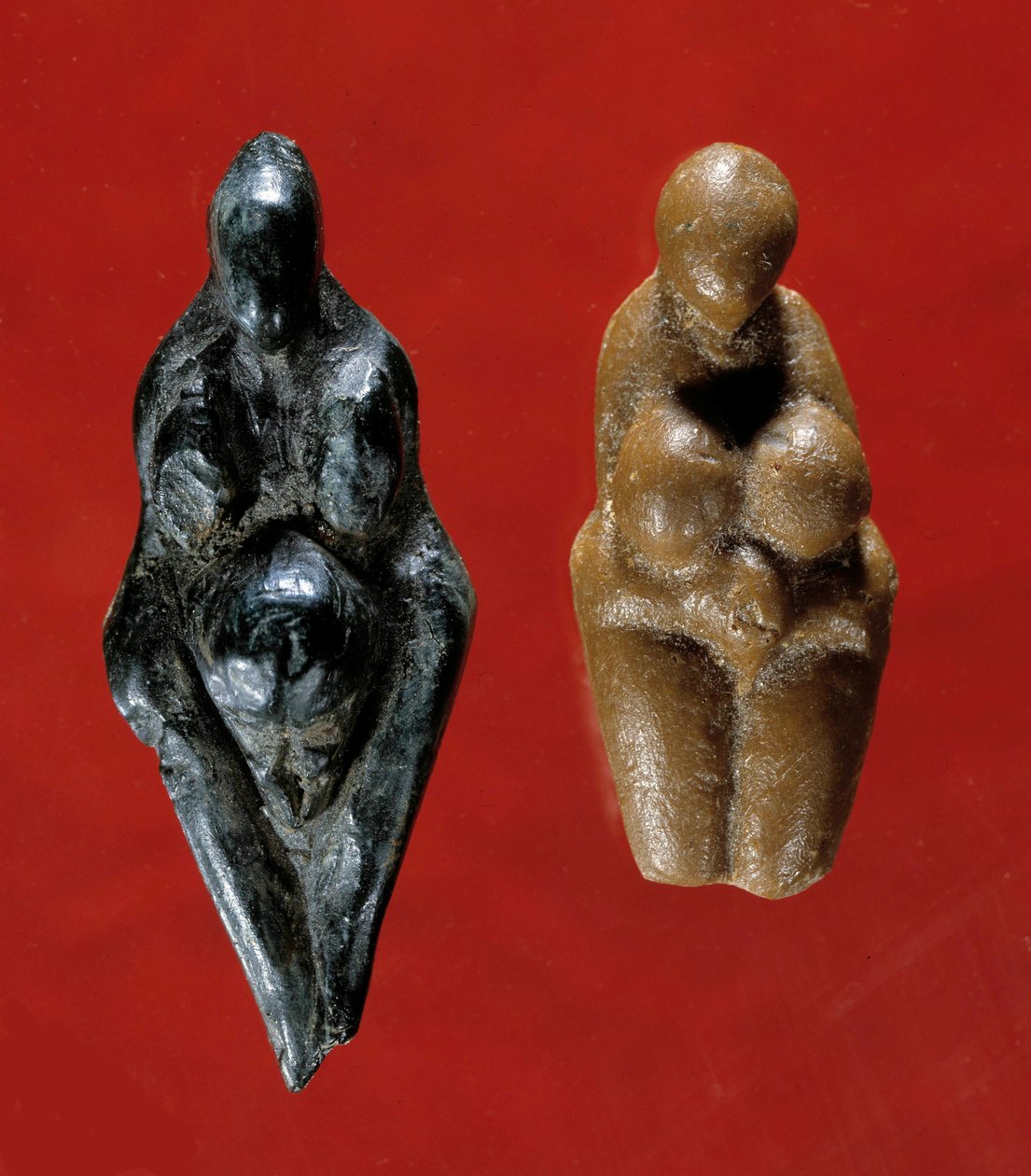 Prehistorické umění: soška venuše, ta vlevo ve steatitu se nazývá Losange, pochází z místa jeskyně Baousse-Rousse, 25 000 př.nl. Ten napravo ze stejného období pochází z La Barma Grande. Saint Germain en Laye, Muzeum Na od Prehistoric Prehistoric