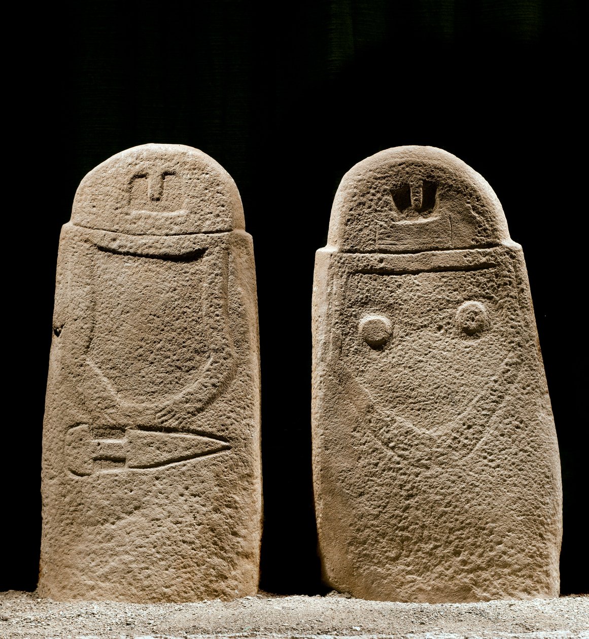 Prehistorické umění: dva menhiry muže a ženy z doby železné z lokality Lunigiana poblíž La Spezia v Itálii. 1100-800 před naším letopočtem. La Spezia, Komunální muzeum civilizace Lunigiana od Prehistoric Prehistoric
