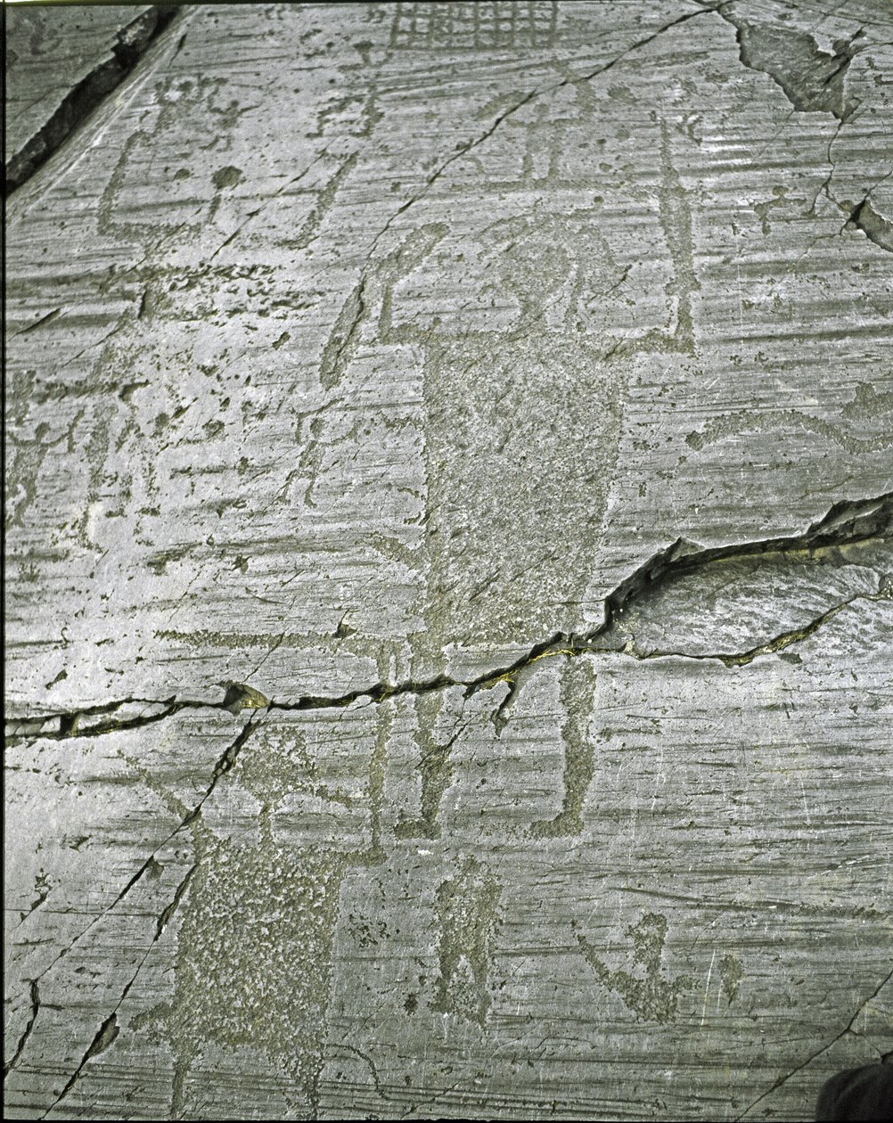 Pravěk, civilizace Camunni, skalní umění: hrobová skála stylizovaných vyobrazení válečníků, detail zobrazující Velkého válečníka (V. 80 cm) vyzbrojeného meči a štítem. Období mezi neolitem a dobou bronzovou. Roche n. 50. Naquane (Brescia) od Prehistoric Prehistoric