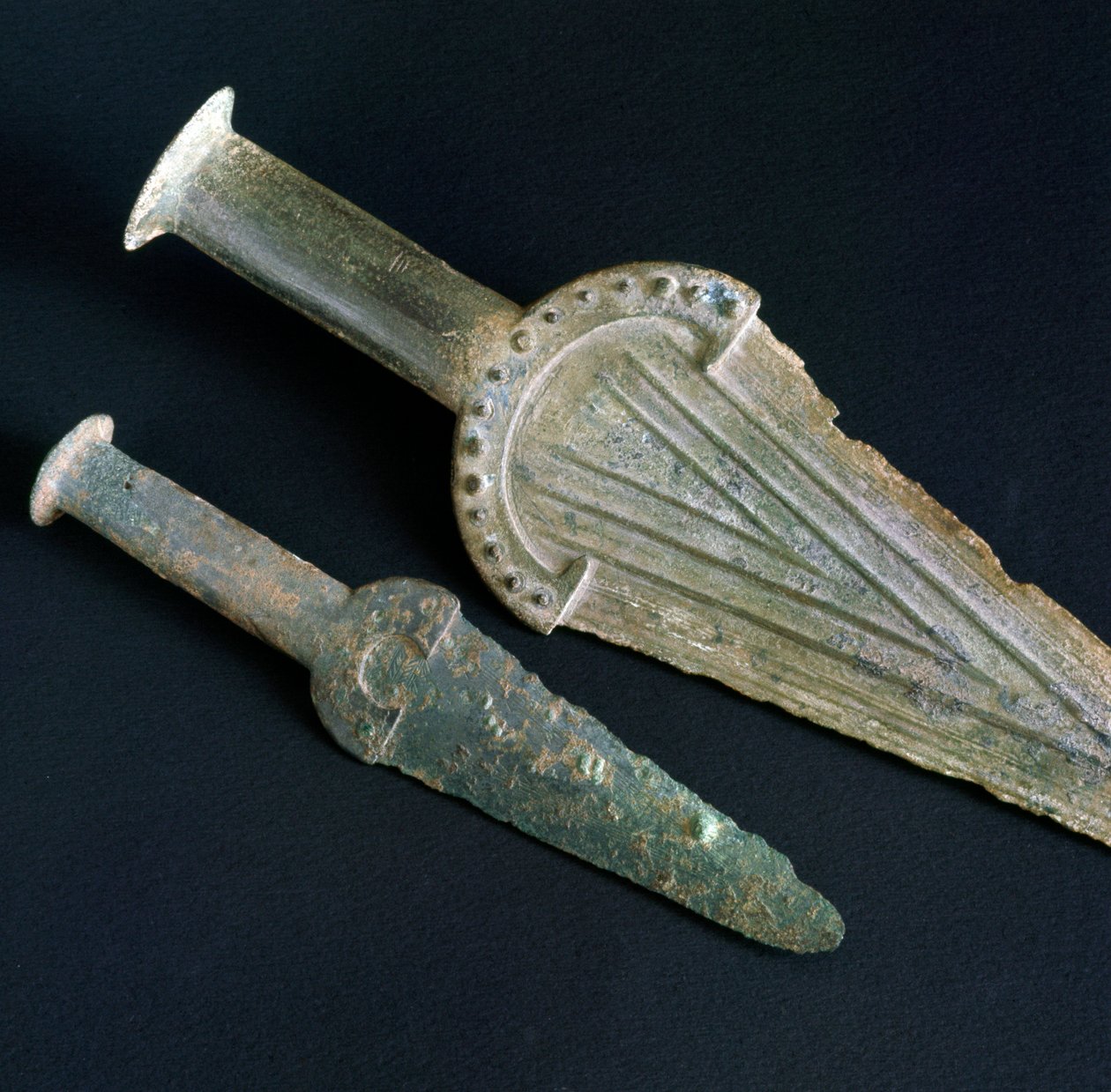 Pravěk, etruská civilizace: bronzová dýka z Necropole San Giovenale (Viterbo), Lazio. Doba bronzová. 17. století před naším letopočtem. Řím, Národní muzeum prehistorické etnografie Luigiho Pigoriniho od Prehistoric Prehistoric