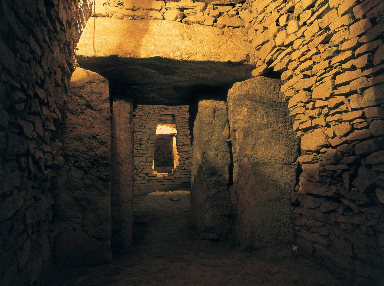 Pravěk: Romeral dolmen, neolitický pohřeb (3000 př. Kr.). Španělsko, Andalusie, Antequera. od Prehistoric Prehistoric