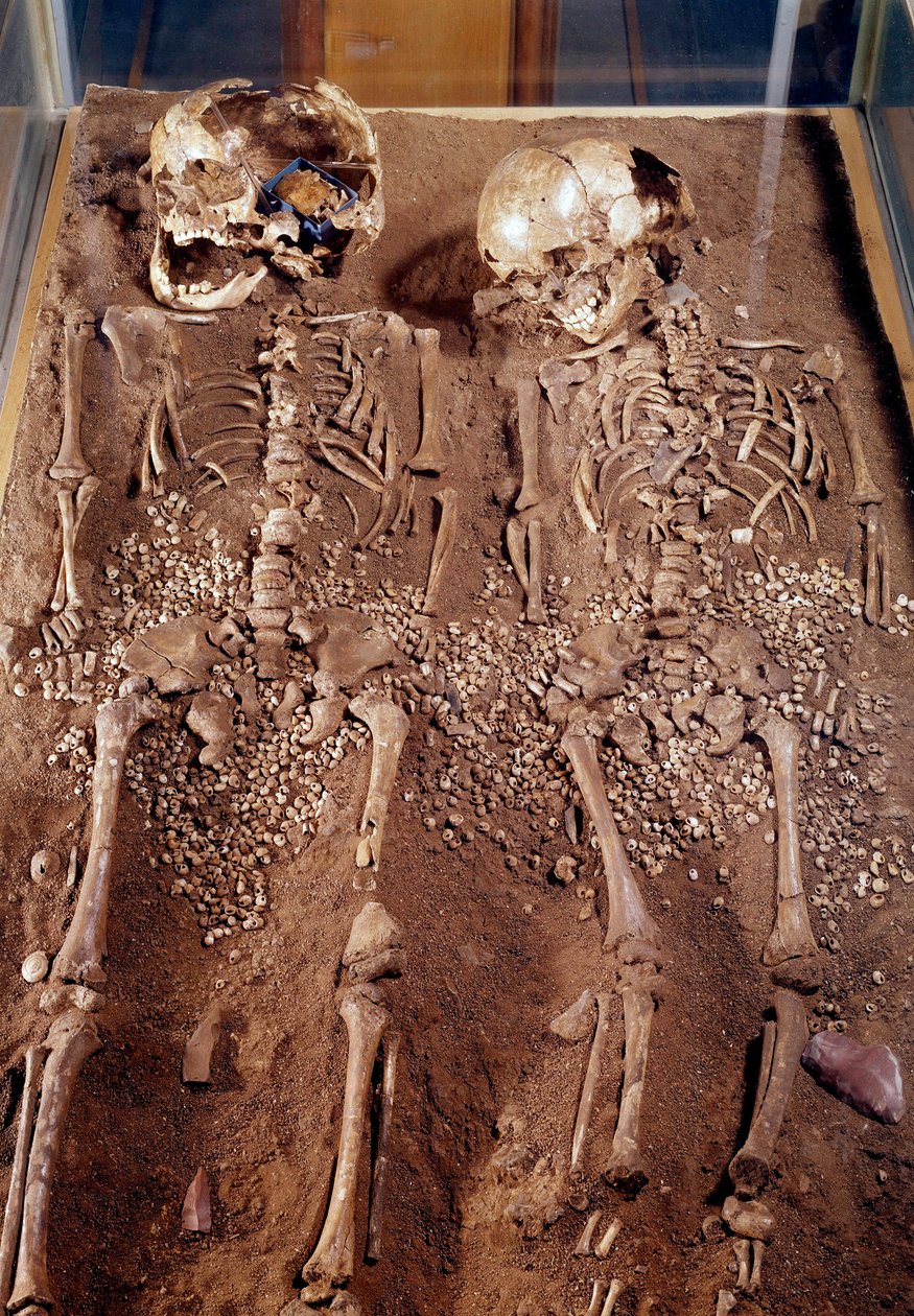 Pravěk: Kostry dvou dětí. 30000-25000 před naším letopočtem. Z jeskyně Grimaldi. Saint Germain en Laye, Muzeum národní archeologie od Prehistoric Prehistoric