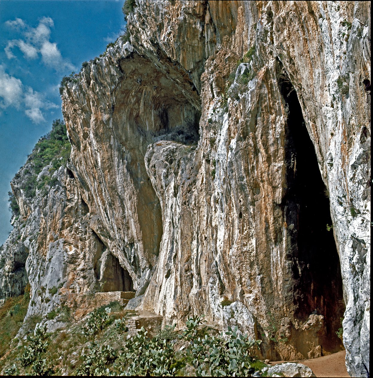 Prehistorie: Jeskyně Balzi Rossi ve vesničce Grimaldi v obci Ventimiglia (Ventimiglia), Itálie, obývané člověkem v paleolitu od Prehistoric Prehistoric