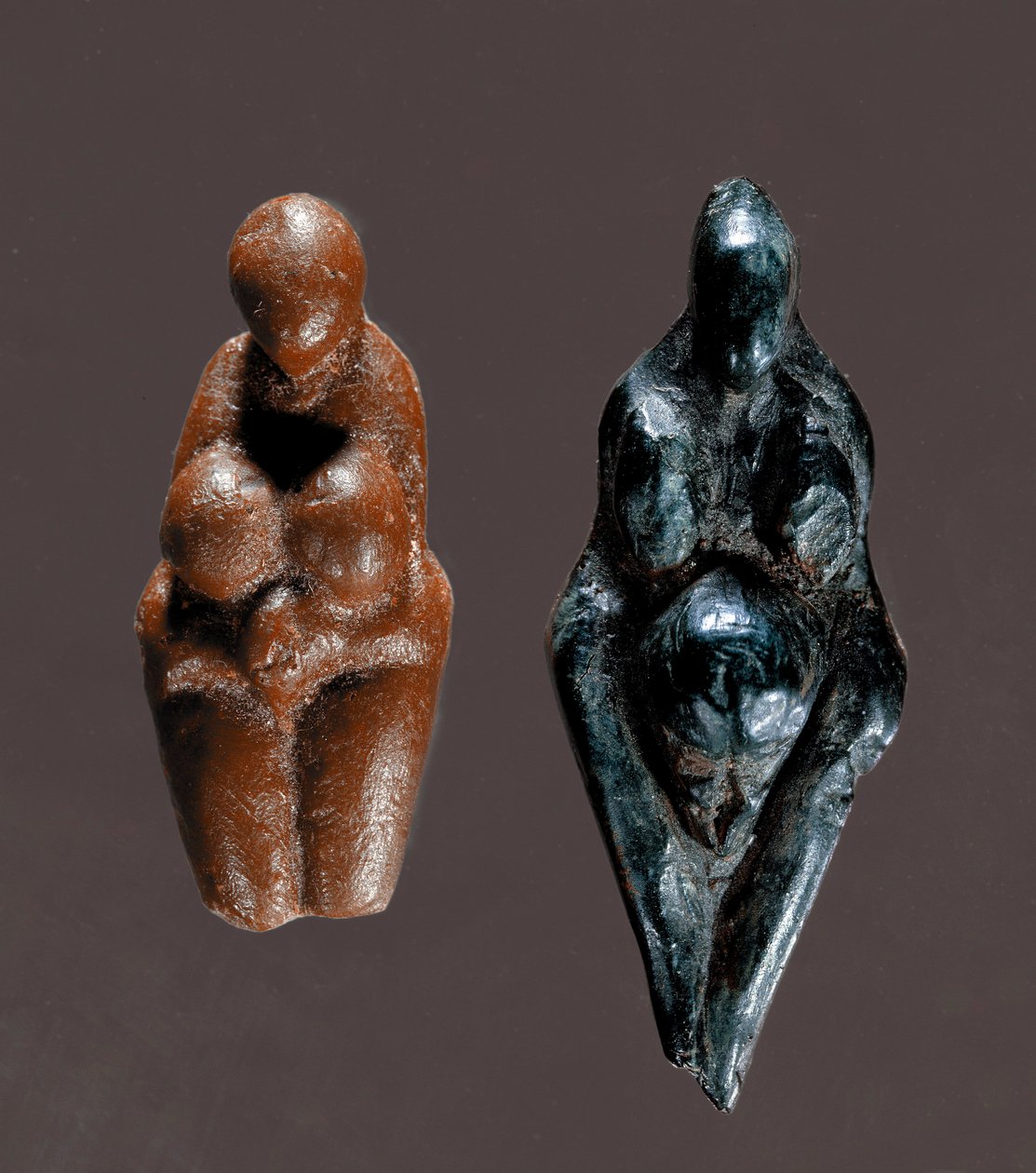 Pravěk: „Venus de Grimaldi““ Figurky žlutých a zelených steatitových mereenových bohyní pocházejících z mladšího paleolitu. Ztlumit. 6 cm Saint Germain en Laye, Muzeum starožitností od Prehistoric Prehistoric