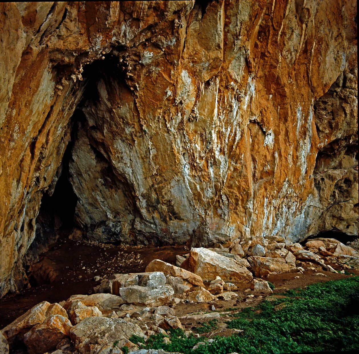 Pravěk: jeskyně „“grotta dell Addaura““ poblíž Mondello (PA), kde žili pravěcí muži z období horního paleolitu se skalními rytinami. Monte Pellegrino, Palermo (Palermo), Itálie od Prehistoric Prehistoric