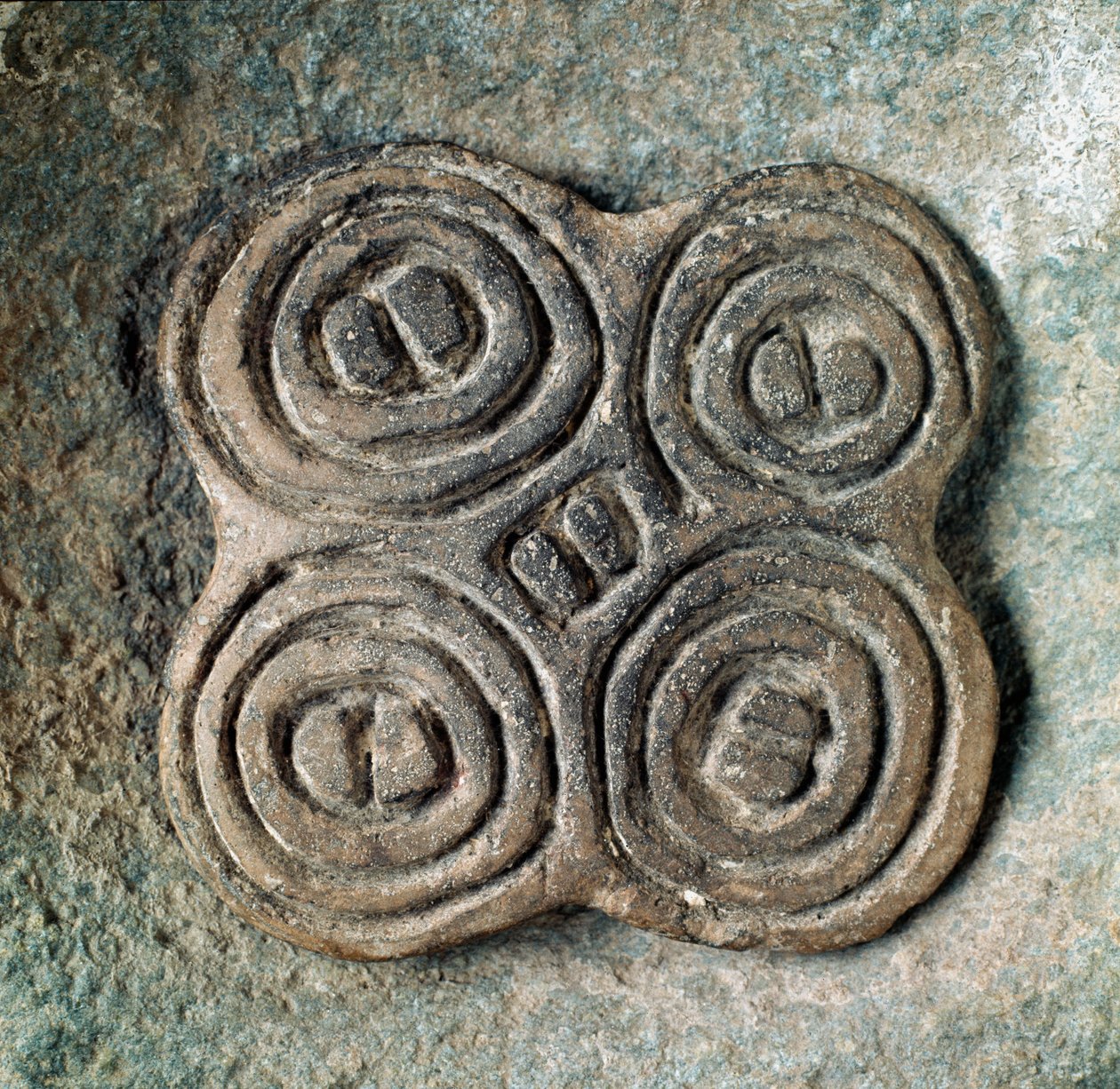 Prehistorie: pečeť nebo pečeť (pintadera) dekoree spirály z nekropolu v Arene Candide (Finale Liguria), Ligurie. Střední neolit, doba kamenná. Genes, Ligurské archeologické muzeum od Prehistoric Prehistoric