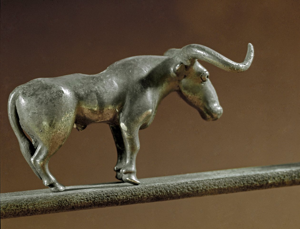 Pravěk: stříbrná socha býka z hrobky Maikop (Kavkaz). 3000-2500 př. n. l. eneolit, doba měděná. Petrohrad, Ermitáž, Rusko od Prehistoric Prehistoric