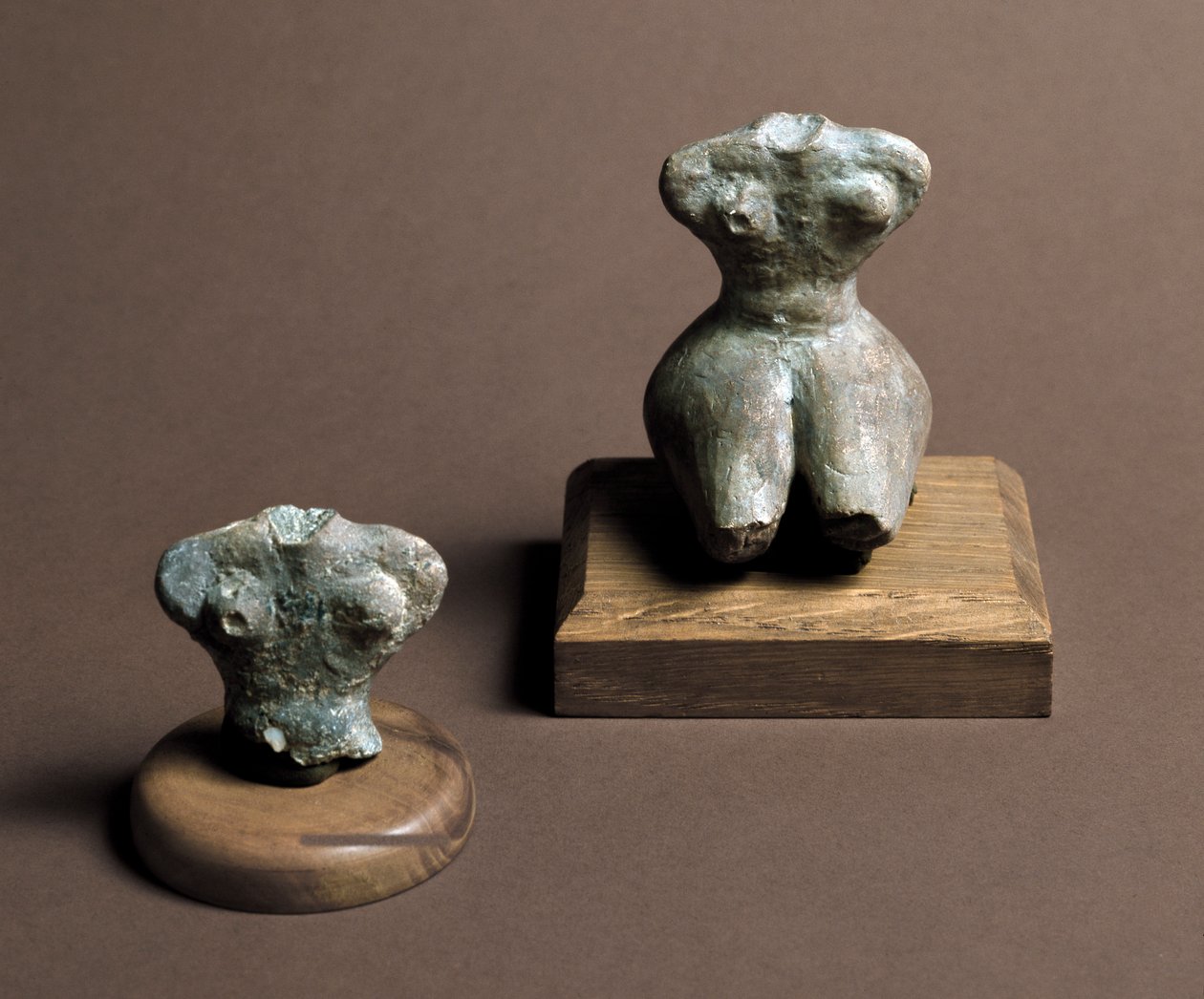 Pravěk: malá modla (vlevo) pocházející ze středního neolitu. Rekonstituce vpravo. Z Caverna Delle Arene v Candide (Ligurie). Pegli, Museo Villa Pallavicini od Prehistoric Prehistoric