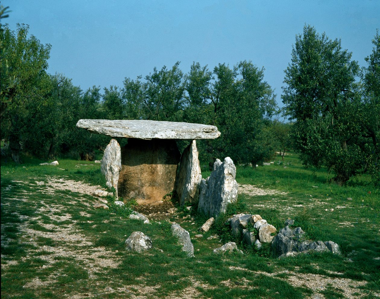 Pravěk: pohled na dolmen Chianca s jeho vstupní chodbou. Doba kamenná, neolit. 6.-3. století před naším letopočtem. Bisceglie, Puglia, Itálie od Prehistoric Prehistoric