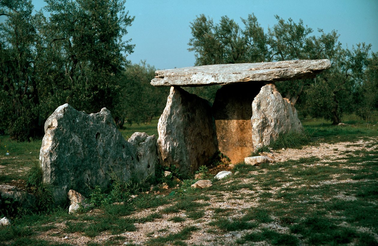 Pravěk: pohled na dolmen Chianca s jeho vstupní chodbou. Doba kamenná, neolit. 6.-3. století před naším letopočtem. Bisceglie, Puglia, Itálie od Prehistoric Prehistoric