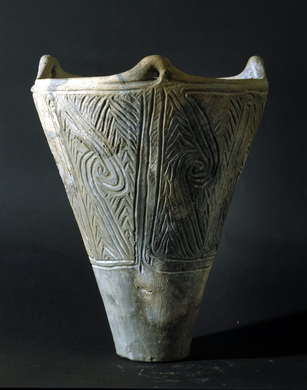 Terakotová váza z období Jomon (období pravěku v Japonsku). Řím, Národní muzeum orientálního umění. od Prehistoric Prehistoric