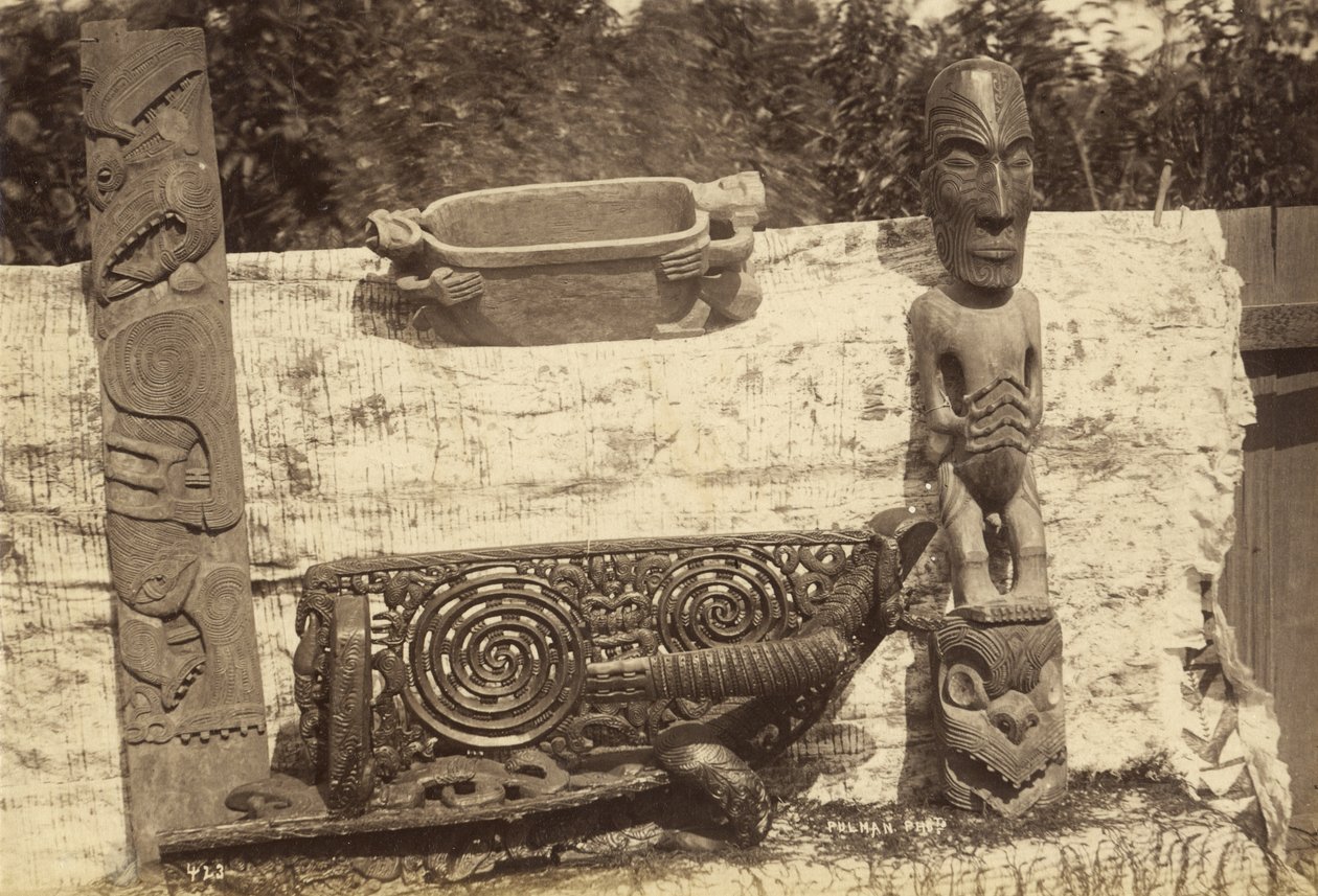 Artefakty, cca 1885 (albumenový tisk) od Pulman Studio