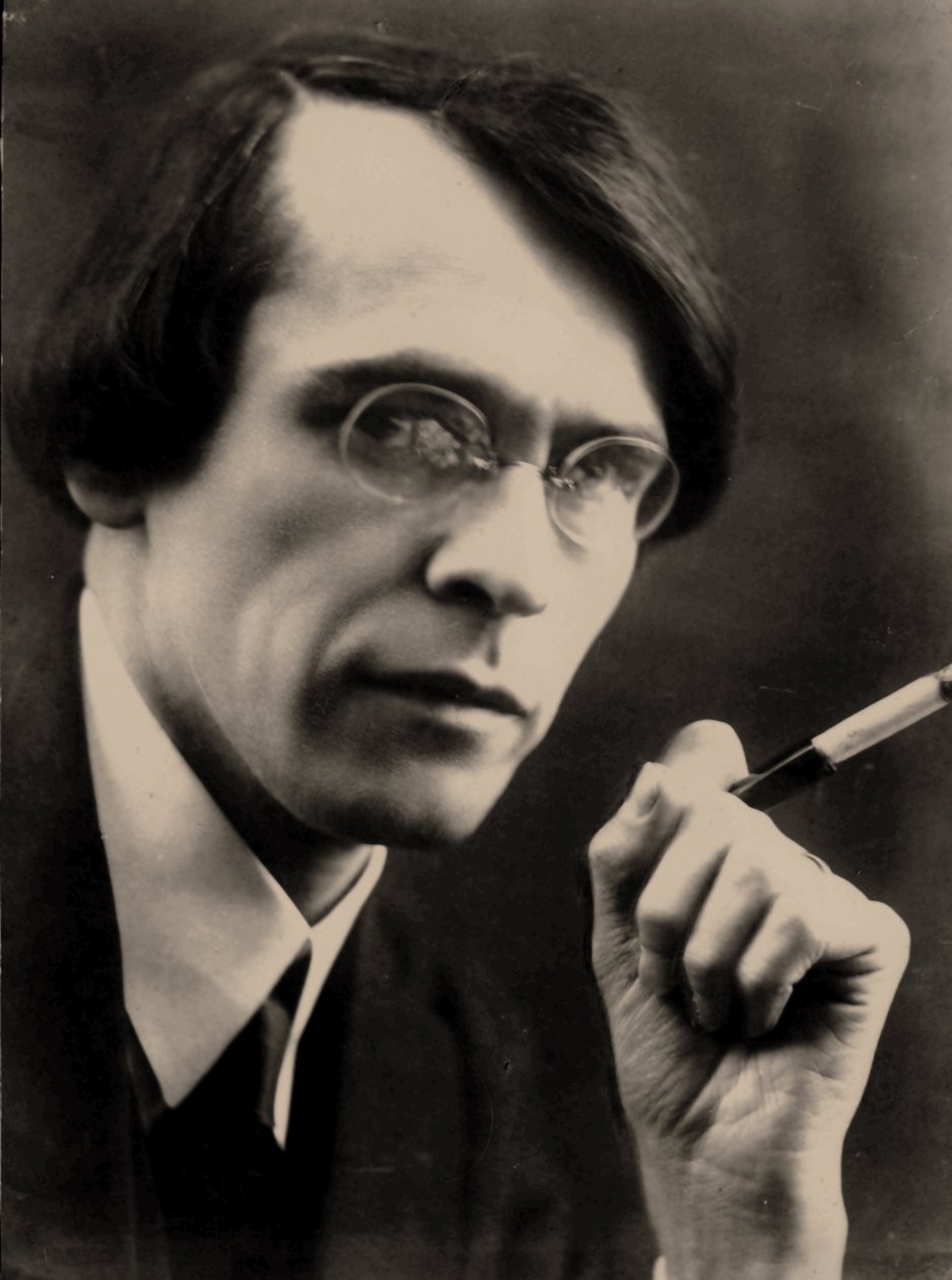 Vladislav Chodassevitch - Portrét básníka Vladislava Chodaseviče (1886-1939), Šumov, Petr Ivanovič (1872-1936). Fotograf, konec 20. let 20. století. Soukromá sbírka od Pyotr Ivanovich Shumov