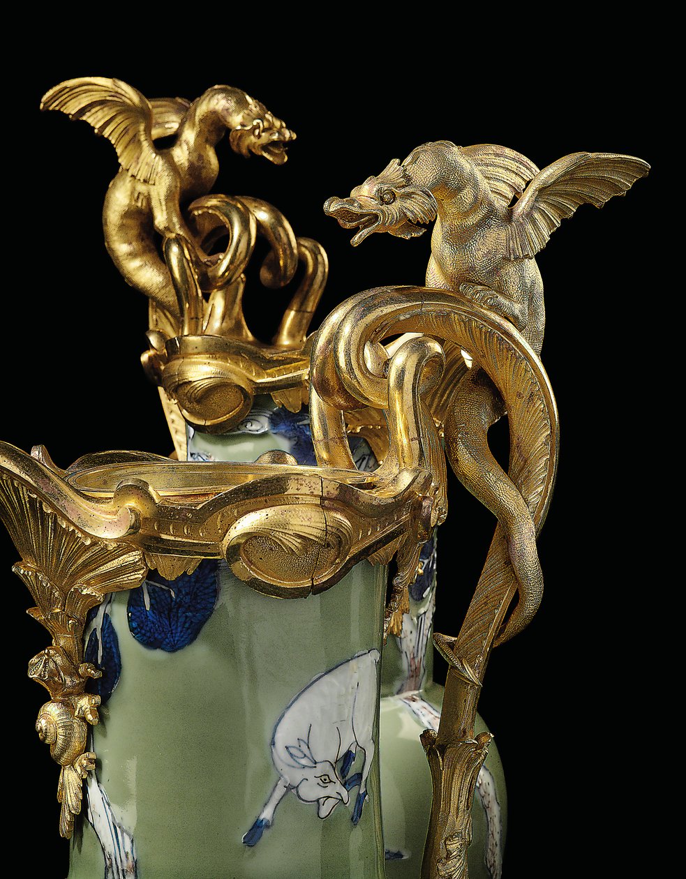 Pár konví Ludvíka XV., porcelán 1662-1722, pasparty cca 1745-49 (porcelán namontovaný na ormolu) od Qing Dynasty - Kangxi Period Chinese School