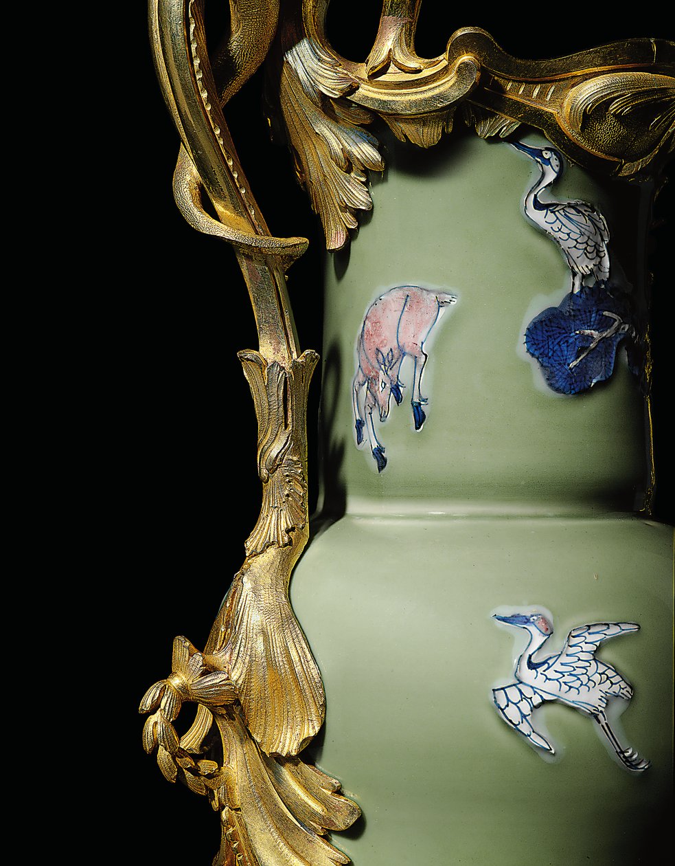Jeden z páru konví Ludvíka XV., porcelán 1662-1722, držáky cca 1745-49 (porcelán namontovaný na ormolu) od Qing Dynasty   Kangxi Period Chinese School